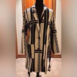 Topshop Monochrome Geometric Jacket with two buttons and belt. Size 4